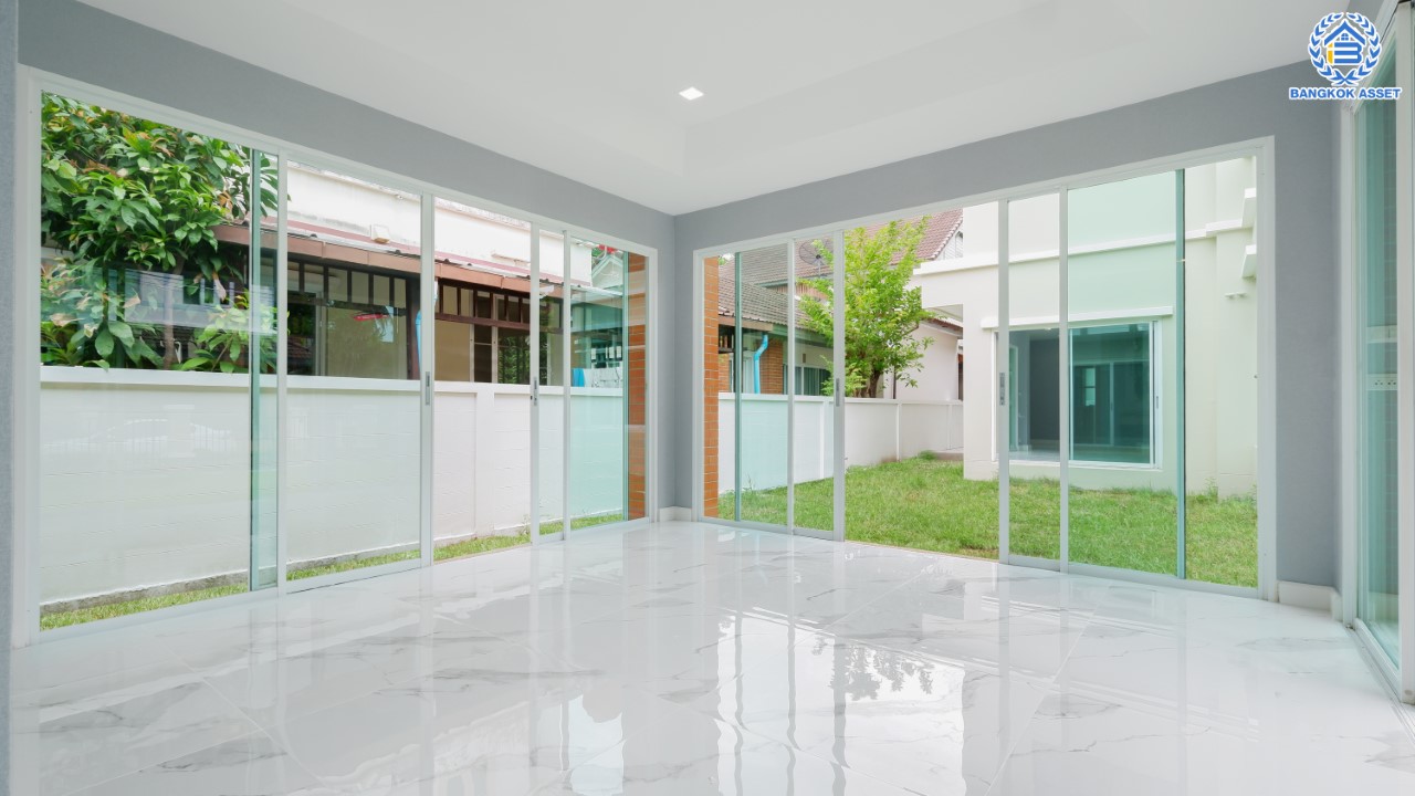 บ้านมือสองตกแต่งใหม่ ม.วรารมย์ เพชรเกษม81 แบรนด์ Q.House รองรับทุกความสุข เนื้อที่ 104 ตร.ว. ฟังก์ชัน 4 ห้องนอน 4 ห้องน้ำ (มีเรือนรับรองด้านข้าง พร้อมห้องน้ำในตัว) จอดรถได้ 2 คัน บนทำเลใกล้ The Mall บางแค และเชื่อมต่อ ถ.พุทธมณฑลสาย4 และ ถ.กาญจนาฯ